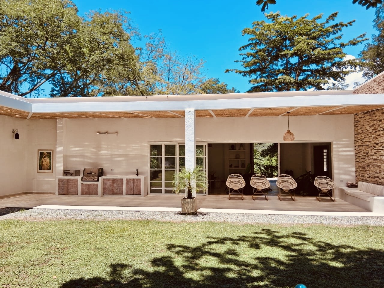 Terraza exterior de Casa Vallejuelo en lote de 4.000 m²